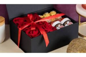 Bild von Velvet Rose Box Premium Luxury Roses & Chocolates Gift Box