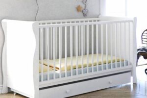 Bild von Little Acorns Sleigh Cot Bed With Deluxe Foam Mattress & Drawer – White
