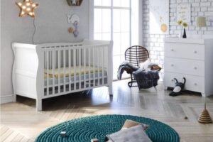 Bild von Little Acorns Sleigh 4 Piece Nursery Room Set – Cot Bed With Deluxe 4inch Foam Mattress & Dresser – White
