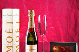 Bild von Prestige Hampers Moet and Chandon Gift – Champagne Gift Sets – Champagne Delivery – Champagne Gifts – Send Champagne Gifts