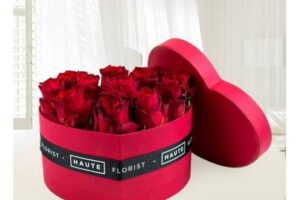 Bild von Heart Hat Box – Haute Florist – Red Roses – Luxury Red Roses – Roses in a Hat Box – Luxury Flowers