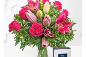 Produktbild von Rose and Lily Bouquet – Free Chocs – Flower Delivery – Next Day Flower Delivery – Send Flowers by Post – Next Day Flowers – Free Chocs