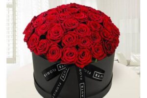 Bild von Grand Gesture – Luxury Red Roses – Roses in a Hat Box – Luxury Flowers – Luxury Roses – Hat Box Flowers