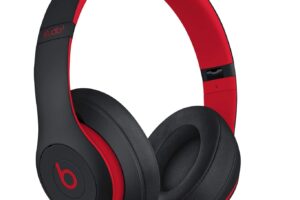 Produktbild von Beats Studio3 Wireless Noise Cancelling Over-Ear Headphones – Apple W1 Headphone Chip, Class 1 Bluetooth, Active Noise Cancelling, 22 Hours Of Listening Time – Defiant Black-Red