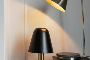 Bild von Luxe – Metal Short Bell Table Lamp – Black