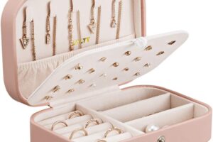 Bild von LATIT Jewellery Box Organiser Small Travel PU Leather Jewelry Storage Case for Rings Earrings Necklace Bracelets Faux Leather Jewelry Gift Box Girls Women (Pink)