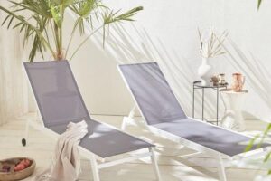 Produktbild von Set of 2 ELSA sun loungers in white aluminium and grey textilene, adjustable loungers with wheels