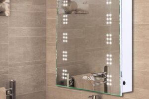 Bild von Livingandhome – LED Illuminated Bathroom Sensor Mirror Cabinet with Demist Shaver Socket, 500x700mm