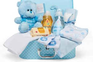 Produktbild von Newborn Baby Boy Gift Set – Hand Packed Blue Hamper with Suitcase Keepsake Box, Soft Toy Bear, Swaddling Muslin Cloth, Clothes and Essentials for New Mother Baby Showers