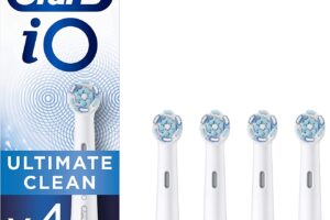 Produktbild von Oral-B iO Ultimate Clean Electric Toothbrush Head, Twisted & Angled Bristles for Deeper Plaque Removal, Pack of 4, White