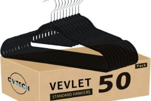 Bild von GVTECH Premium Velvet Hangers, [50 Pack] Non Slip and Heavy Duty Velvet Suit Hangers (45cm) with Tie Bar, 360° Swivel Hooks, Sturdy to hold Jumper, Pullovers, Jackets & Hoodies (Black)