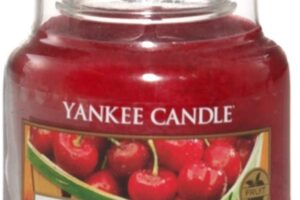 Bild von Yankee Candle Scented Candle | Black Cherry Small Jar Candle | Burn Time: Up to 30 Hours