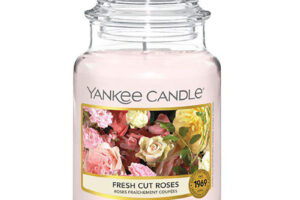 Bild von Yankee Candle – Original Jar Candles Large Fresh Cut Roses 623g  for Men and Women
