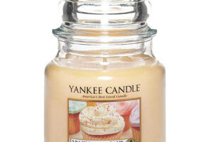 Bild von Yankee Candle – Original Jar Candles Medium Vanilla Cupcake 411g  for Men and Women