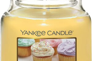 Bild von Yankee Candle Scented Candle | Vanilla Cupcake Medium Jar Candle| Burn Time: Up to 75 Hours