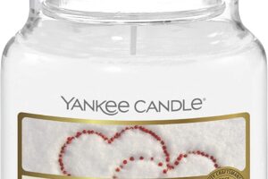 Produktbild von Yankee Candle Scented Candle | Snow In Love Small Jar Candle | Burn Time: Up to 30 Hours