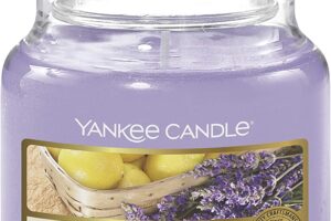 Bild von Yankee Candle Scented Candle | Lemon Lavender Small Jar Candle | Burn Time: Up to 30 Hours