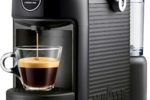 Bild von Lavazza, A Modo Mio Jolie, Coffee Capsule Machine, Compatible with A Modo Mio Coffee Pods, Quiet, with Removable Cup Rest, Automatic Shut-Off, Washable Components, 1250 W, 220–240 V, 50–60 Hz, Black