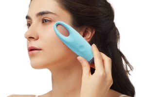 Bild von Foreo Iris Illuminating Eye Massager | Puffy Eyes, Dark Circles & Eye Bags Remover | Enhances Eye Cream & Eye Serum Absorption | Ultra-Hygienic Silicone | Pro-Level Eye Care | Antiaging | Magenta