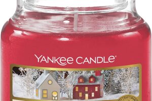 Produktbild von Yankee Candle Scented Candle | Christmas Magic Small Jar Candle | Burn Time: Up to 30 Hours