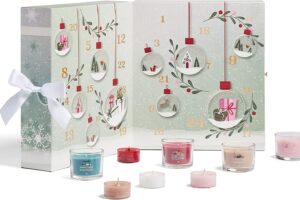 Bild von Yankee Candle Advent Calendar 2022 Book | Scented Candles Gift Set | 12 Filled Votives, 12 Tea Lights and 1 Tea Light Holder | Snow Globe Wonderland Collection | Perfect Gifts for Women