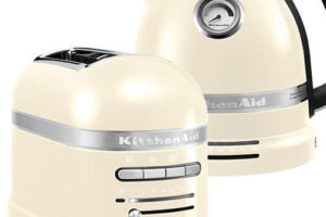 Produktbild von KitchenAid Artisan Almond Cream 2 Slot Toaster and Kettle Set