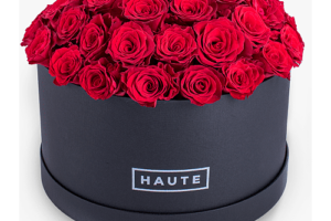 Bild von Grand Gesture – Hat Box Roses – Luxury Hat Box Roses – Red Rose Hat Box – Hat Box with Roses – Haute Florist