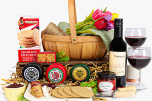 Bild von Haute Florist The Cheese & Wine Basket