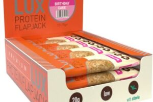 Produktbild von Bodybuilding Warehouse 12 Bars x 75g Protein Flapjacks Bars Premium LUX Birthday Cake