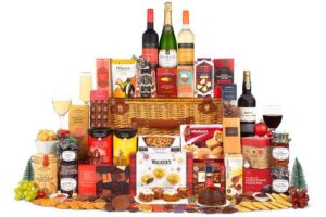 Bild von Prestige Hampers Christmas Royale – Luxury Christmas Hampers – Luxury Xmas Hampers – Christmas Family Hampers – Luxury Christmas Hamper Delivery