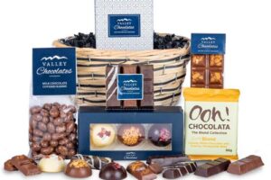 Bild von Chocolate Delights – Chocolate Christmas Hampers – Christmas Gifts – Xmas Hampers – Festive Hampers – Children Christmas Gift – Christmas Gift Hampers