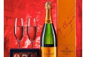 Bild von Prestige Hampers Veurve Clicquot and Chocolates – Champagne Gifts – Send Champagne Gifts – Champagne Gift Delivery – Champagne Gift Set