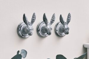 Produktbild von Set of 3 Antique White Hare Head Coat Hooks Material: Home Decor & Accessories/Wall Hooks